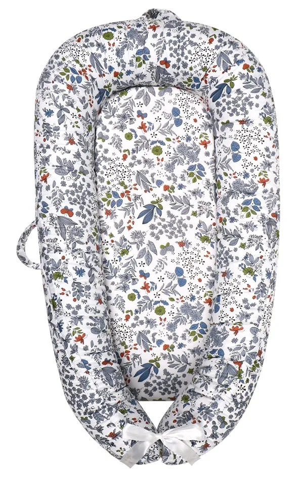 Portable Baby Nest 0-18 Months Detachable Anti-Rollover Bassinet with Cooling Mat Newborn Bed for Breastfeeding Sleep
